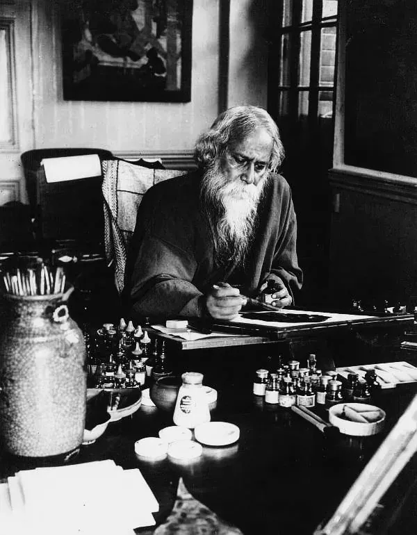 Rabindranath Tagore penché sur son travail à sa table, 1932